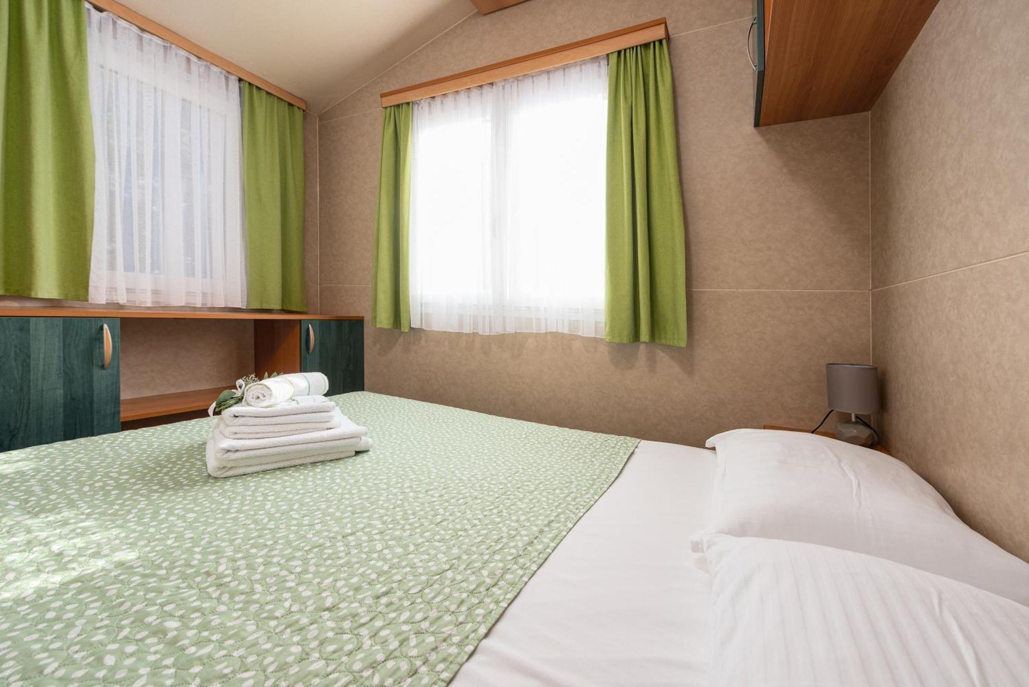 Camp Mrkva Mobile Homes With Pool Sukošan Rum bild